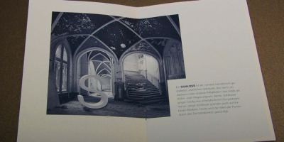 Layout einer Doppelseite über Schlösser und Ruinen. Ein großformatiges Foto zeigt den verfallenen, gotischen Innenraum eines Gebäudes mit Kreuzrippengewölbe. Ein weißes, plastisch wirkendes ‚S‘ steht als Initiale im Bildvordergrund.