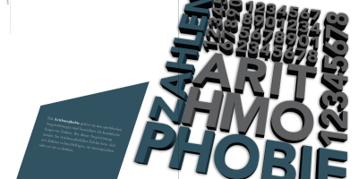 Neunte und letzte Innen-Doppelseite zur Arithmophobie (Angst vor Zahlen): Das gesamte Layout ist um etwa 15 bis 20 Grad im Uhrzeigersinn gedreht, was eine dynamische Schräglage erzeugt. Auf der rechten Seite füllt ein massiver Block aus zahllosen Ziffern die Fläche, aus dem sich der Titel ‚Arithmophobie‘ in einer erhabenen, dreidimensionalen Optik dem Betrachter entgegenstreckt. Die linke Seite besteht aus einer petrolgrünen Fläche, auf der der Textblock mit der Definition und Erklärung der Phobie platziert ist.