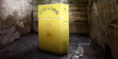 Sarkastisches Werbeplakat: Eine gelbe Jin-Ling-Packung in einem düsteren Keller-Versteck. Die Headline zeigt ein typografisches Wortspiel, ergänzt durch den Slogan ‚Zug um Zug ins Paradies‘.