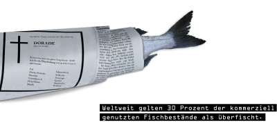 Kampagnen-Plakat gegen Überfischung: Das Hinterteil einer Dorade ragt aus eingeschlagenem Zeitungspapier heraus, auf dem eine Todesanzeige für die eigene Spezies abgedruckt ist. Ein schwarzer Kasten am unteren Rand informiert über die weltweite Überfischung.