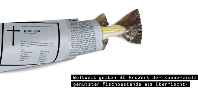Visuelle Mahnung zur Nachhaltigkeit: Ein Kabeljau, eingehüllt in eine fingierte Todesanzeige auf Zeitungspapier. Die Gestaltung konfrontiert den Betrachter mit der Endgültigkeit des Artensterbens durch kommerzielle Nutzung.