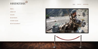 Startseite eines Web-Konzepts im Galerie-Stil mit Parkettboden-Optik, einem großformatigen Foto im Zentrum und einer übersichtlichen Hauptnavigation.