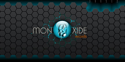 Startseite von Monoxide Records mit einem zentralen Logo (Mikrofon in blauer Kugel), einem Hintergrund aus schwarzen Hexagon-Waben und einer Navigation aus sechseckigen Lautsprecher-Icons.