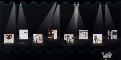 Shop-Ansicht von Monoxide Records mit CD-Covern auf beleuchteten Podesten unter Scheinwerferlicht und einem Einkaufswagen-Icon in der unteren rechten Ecke.