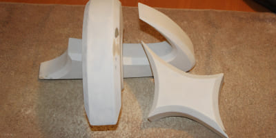 Eine fast fertig bearbeitete Skulptur mit glatter Oberfläche, bereit für die erste Lackschicht.