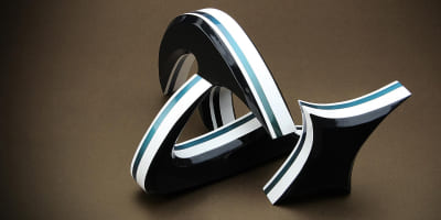 Drei fertig lackierte Skulpturen mit farbwechselnden Streifen und hochglänzender, spiegelpolierter Oberfläche.