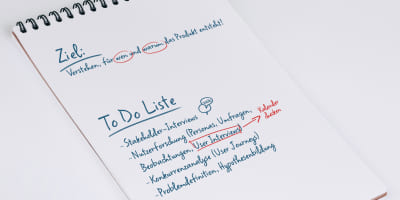 Handschriftliche To-Do-Liste auf einem Block zum Thema Research und Discovery: Ziel ist das Verständnis für wen und warum das Produkt entsteht. Die Liste umfasst Stakeholder-Interviews, Nutzerforschung, Beobachtungen, Konkurrenzanalyse und Problemdefinition.