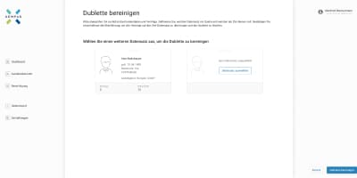 Benutzeroberfläche „Dublette bereinigen“ in der Initialansicht: Ein bereits ausgewählter Datensatz (Atze Badekappe) wird links angezeigt, während rechts ein Platzhalter mit der Aufforderung „Datensatz auswählen“ zur Zusammenführung einlädt.