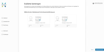 Gegenüberstellung zweier Datensätze von „Atze Badekappe“ im Dublettenmanager: Die Unterschiede in der Adresse (Hausnummer 12a vs. 12) sowie die abweichende Anzahl an Verträgen und Dokumenten sind farblich hervorgehoben.